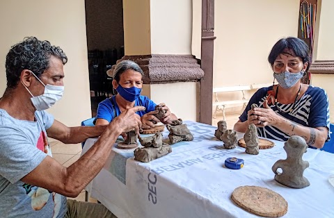 Presépios natalinos produzidos em argila com detalhes da cerâmica Tapajônica  