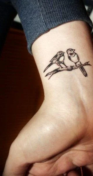 imagens con tatuajes de mujeres , en l imagen una chica tatuada