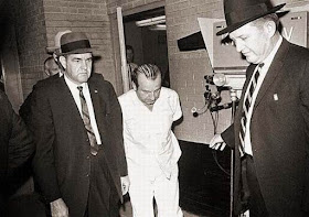 Lee Harvey Oswald es disparado por Jack Ruby en Dallas