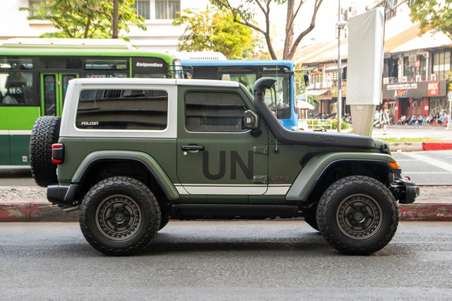 Tậu thêm Jeep mới chỉ khác màu, ông Đặng Lê Nguyên Vũ nói siêu xe chỉ để <a href=