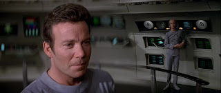 Rhaandarita pegándose una apoyada de escándalo en los paneles de control del puente USS Enterprise - Star Trek La Película