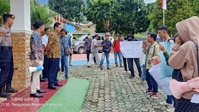 Tuntut Kepala BPN Tanggamus Mundur Puluhan Mahasiswa Unjuk Rasa di Halaman Kantor BPN Tanggamus