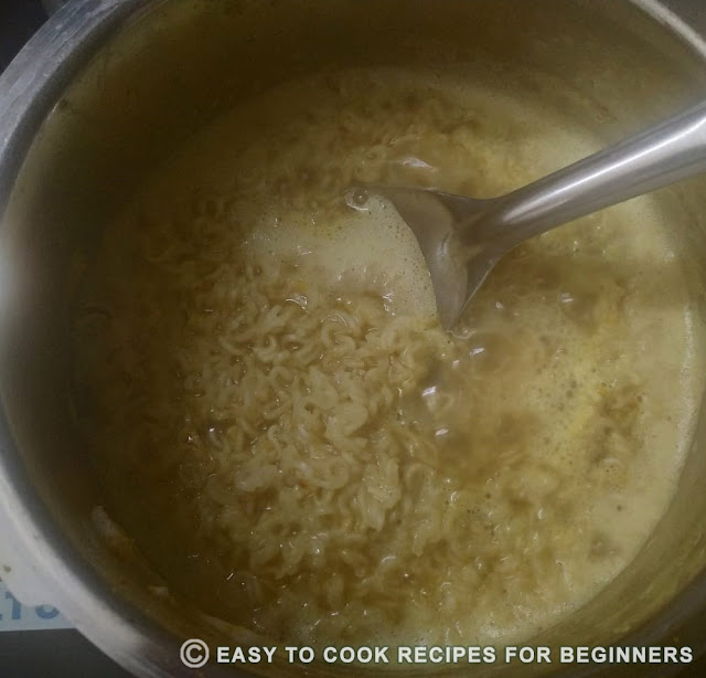 Stir-maggi-while-cooking