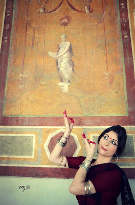 Maria Luisa Sales MUSEO NAZIONALE ETRUSCO DI VILLA GIULIA   Performance di Danza Classica dell'India e Poesia  Marialuisa Sales  Danza Classica Bharata Natyam Neriene  Poesia su temi classici  Nell'ambito di "Eros & Kairós"  Primo Festival Internazionale  di Poesia al Femminile sabato 7 giugno 2014 Sabato 7 giugno 2014, nell'esclusiva cornice del Museo Etrusco di Villa Giulia, Marialuisa Sales e Neriene hanno condotto una performance rituale di danza sacra dell'India e poesia su temi classici dedicata all'Apollo di Veio, tra le opere più importanti ospitate nel prestigioso Museo. L'inno tradizionale danzato dedicato al Dio Vishnu, l'Apollo Hindu, è stato accompagnato dalla poesia "Ventuno Foglie d'Alloro", dedicata sempre al dio solare. La performance  si è conclusa con la danza sacra dedicata alla Saraswathi-Minerva del tantrismo. Foto: Maria Giuseppina Barbieri [MjB]