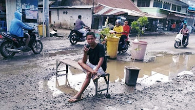 Jalan Rusak Tak Jauh dari Rumah Wakil Bupati, Warga Taruh Pot Bunga dan Kayu Penghalang 