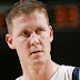 Shawn Bradley, ex pívot de la NBA, quedó paralítico.