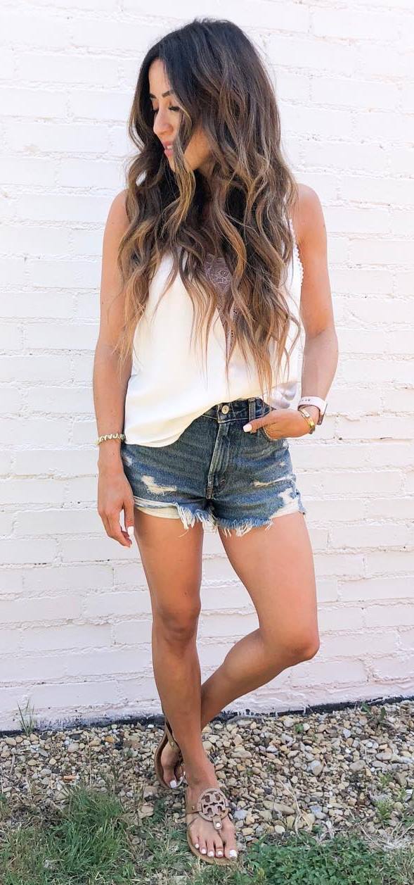 simple summer outfit idea / white top + shorts + flip-flop