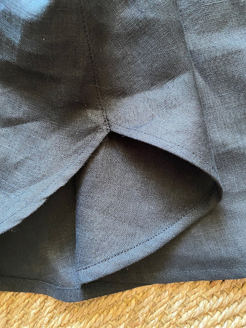 Diary of a Chain Stitcher: Pattern Fantastique Vali Top in black linen from The Fabric Store