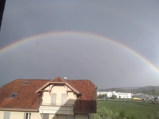 Ein Regenbogen über dem Nachbarshaus vom PC Doc.