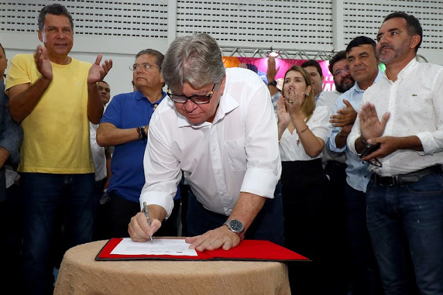 João Azevêdo participa da audiência do ODE em Monteiro, entrega benefícios e autoriza novas obras para o Cariri