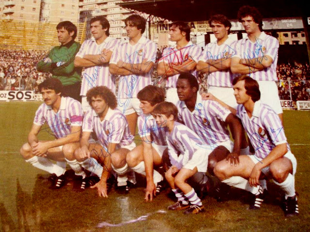 REAL VALLADOLID DEPORTIVO. Temporada 1980-81. Llacer, Djurovic, Santos, Sánchez Valles, Borja, Gail. Moré, Pepín, Juan Manuel, Gilberto y Rusky. REAL VALLADOLID DEPORTIVO 3 R. C. D. ESPAÑOL DE BARCELONA 1 Domingo 12/10/1980, 16:45 horas. Campeonato de Liga de 1ª División, jornada 6. Valladolid, estadio Municipal José Zorrilla.