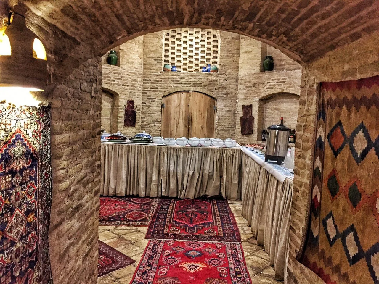 Interior del caravasar de Zeinoddin en Yazd