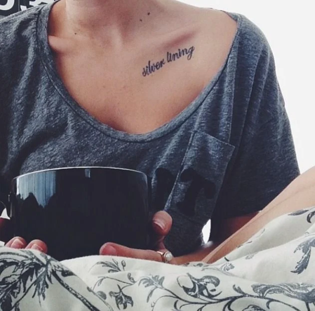 chica con una frase tatuada, tatuajes de frases y letras en mujeres