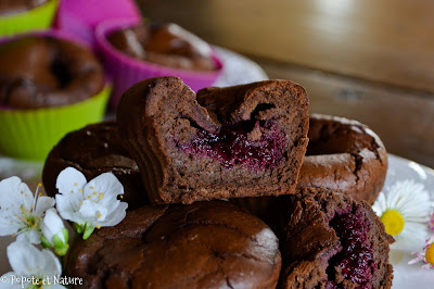 Muffins au chocolat et aux haricots rouges fourrés aux framboises © Popote et Nature