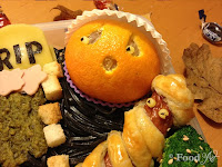 Trick 'r Treat: Kürbis Mandarine und Würstchen Mumie - Food Art