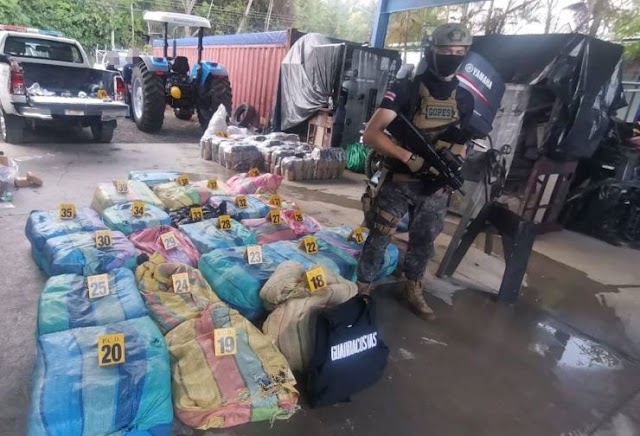 Seguridad Pública captura en el Pacífico central lancha cargada con más de una tonelada de marihuana y cocaína