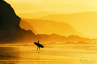 Surfista al atardecer