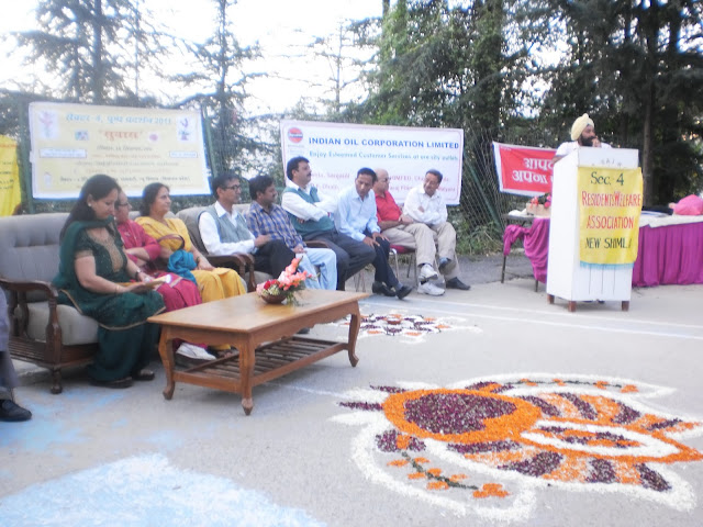 The sunny morning of 25th September captivated the imagination of the locals at the marvelousdisplay of greenery and beautiful flowers showcased during the First Annual Flower Show titled ‘Suvas’ by the Sector IV Resident Welfare Society, New Shimla. First of its kind, this is an initiative to encourage the residents to strive for a green environment wherein competitions such as flower shows, creating home and terrace gardens as well as flower arrangements by local children was held.Pradeep K Aluwalia, President of the society stated “this flower show is the culmination of our efforts to encourage the residents to participate and involve them in such activities. With the assistance of Sages Society we were able to visit more than 30 home gardens and were exhilarated by the response of the residents. We were enticed by the variety of plants that are being grown in our sector collectively, which could be easily seen through the display of more than 150 exhibits during the flower show”.Dr Gurdev Singh, Director Horticulture who inaugurated the show admired and applauded the residents while apprising them about the usefulness of growing plants. He said, ‘A small beginning from a kitchen garden or as a hobby could be easily turned into a commercial venture and generate avenues for self employment”. Singh also said that since Himachal would soon gain the status of Carnation state, such efforts at community level would only strengthen the state and its resolve to commercially make it more viable. “This would also constitute you people as the extension officers of the department in giving guidance and any help from the department in future endevours would be met with a positive and quick response”, he added.