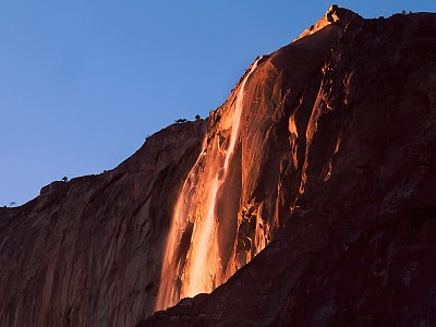 Melihat air terjun mungkin sudah hal biasa. Namun, bagaimana dengan 