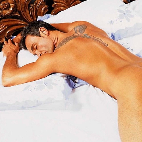 Mateus Carrieri pelado deitado na cama em foto para a Revista G Magazine