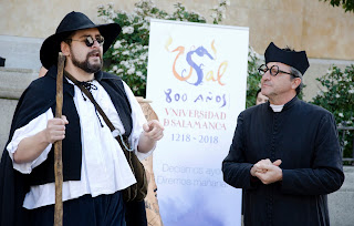 Dos hombres interpretando al ciego del Lazarillo de Tormes y cura