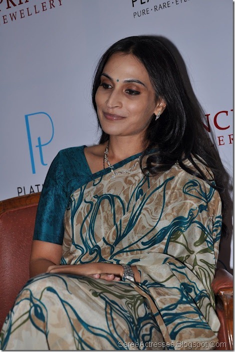 Aishwarya Dhanush hot photos in saree 4