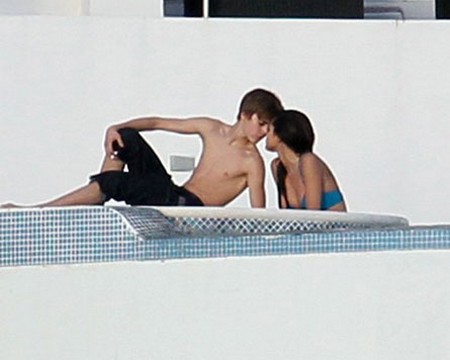 pictures of justin bieber and selena gomez kissing on the lips. justin bieber girlfriend