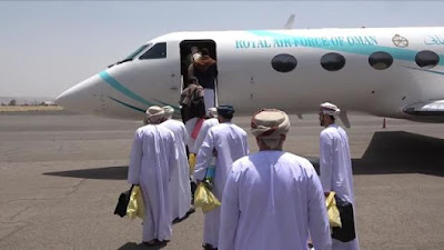 الوفد العماني يغادر مطار صنعاء بأكیاس صفراء