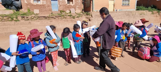 Wir danken allen Spendern im Namen der Schüler der Q'araqochi-Bildungseinheit in Bolivien. Ich bringe Gottes Wort und Unterstützung in Form von Schulmaterial für die Schüler der Bildungseinheit.