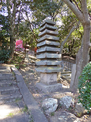 万年寺山の緑陰 十三重の石塔