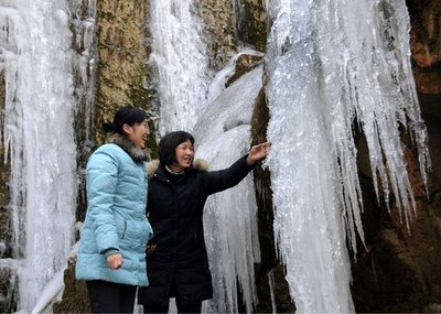 gambar foto air terjun membeku, kumpulan foto pemandangan alam indah, keajaiban alam mempesona, gambar keajaiban Allah