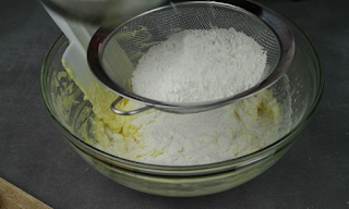 gambar menambahkan tepung terigu