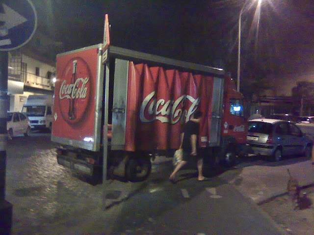 Por la noche: repartidor de Coca~Cola sobre carril bici