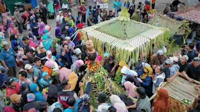 Berebut Gunungan Hasil Bumi di Ruwat Bumi Guci