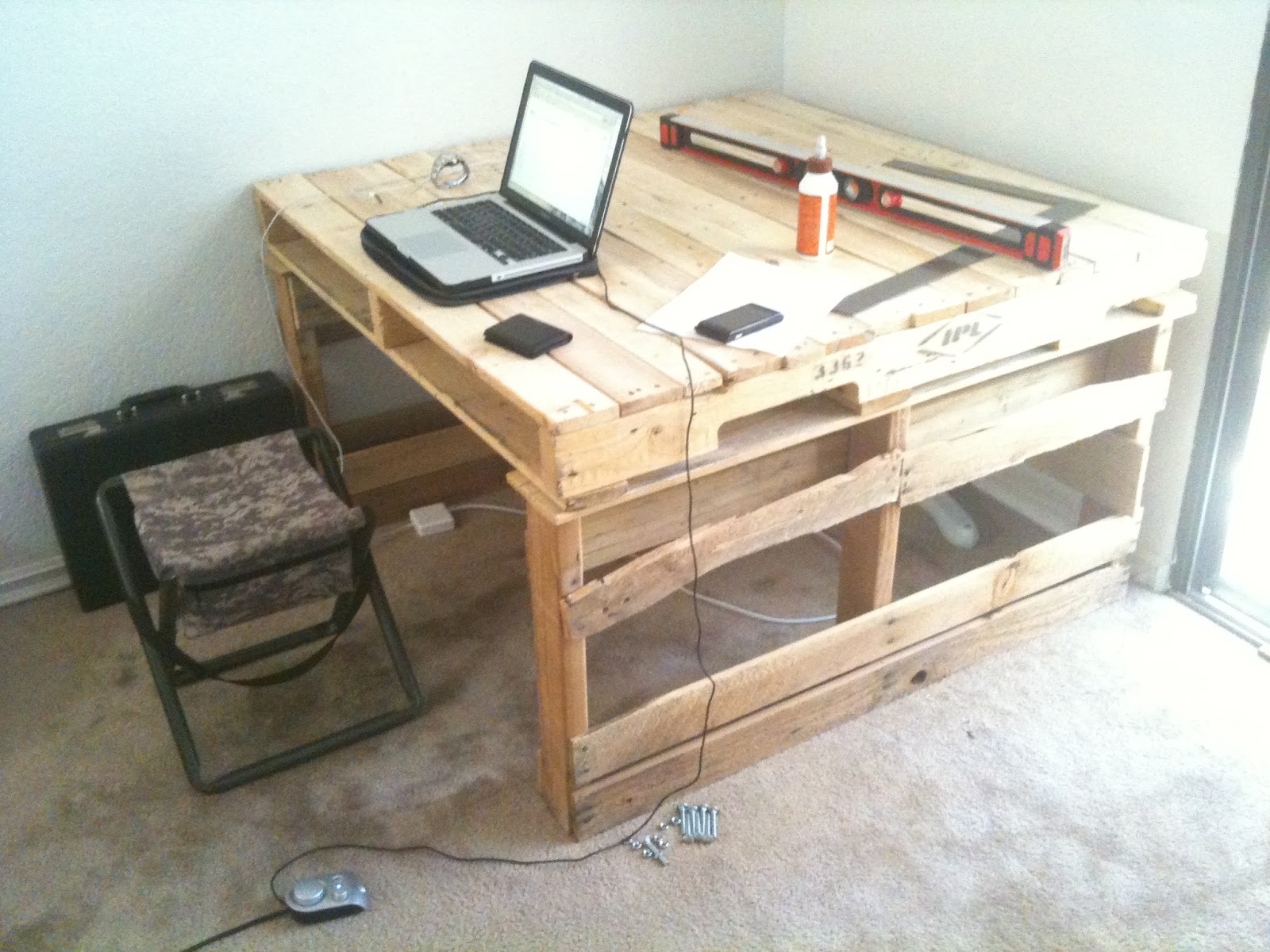 Making Pallet Furniture | Technoloid