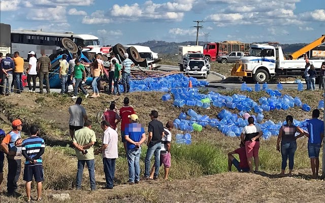 Motorista morre ao tombar caminhão carregado de água mineral na BR-230, na Paraíba