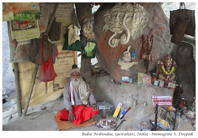 Il sadhu che viveva sotto la roccia in una foresta