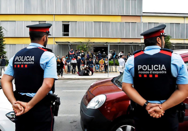 Pareja de agentes (binomio) que miran los “toros” desde la barrera (Foto de Internet)