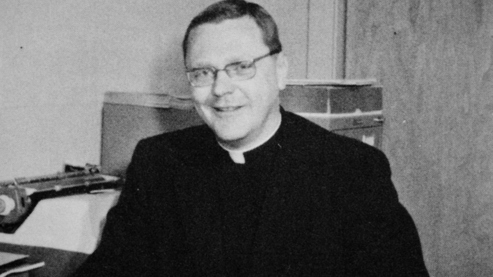 Fotografía del padre Maskell mostrada en un episodio de The Keepers