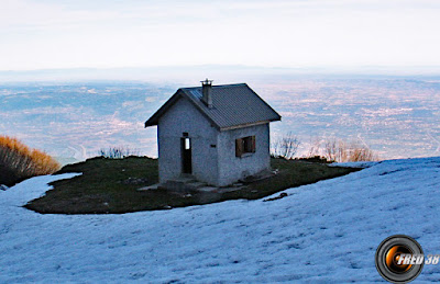 Le chalet et la vue sur la vallée