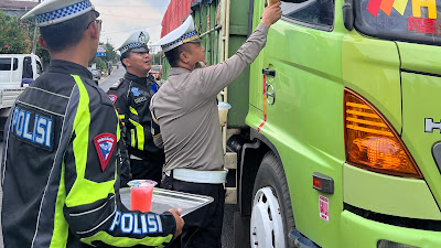 Ops Keselamatan Krakatau Tahun 2024, Satlantas Polres Way Kanan Bagikan Takjil Gratis Ke Pengguna Jalan