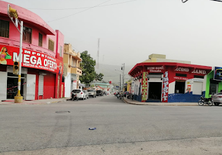 Barahoneros asombrados por la nube de polvo del Sahara que cubre las montañas que rodean la ciudad