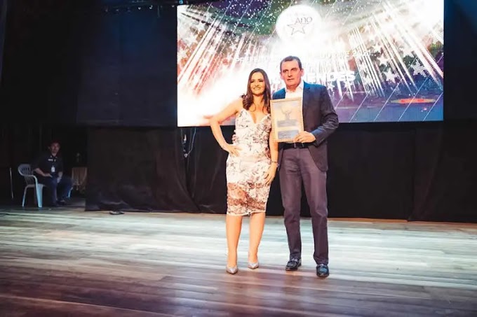 Chico Mendes recebe troféu de ‘Prefeito Empreendedor de 2021’ na festa dos Melhores do Ano em Cajazeiras