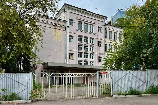 Берников переулок, заброшенная школа № 1685, здание 1936 года постройки