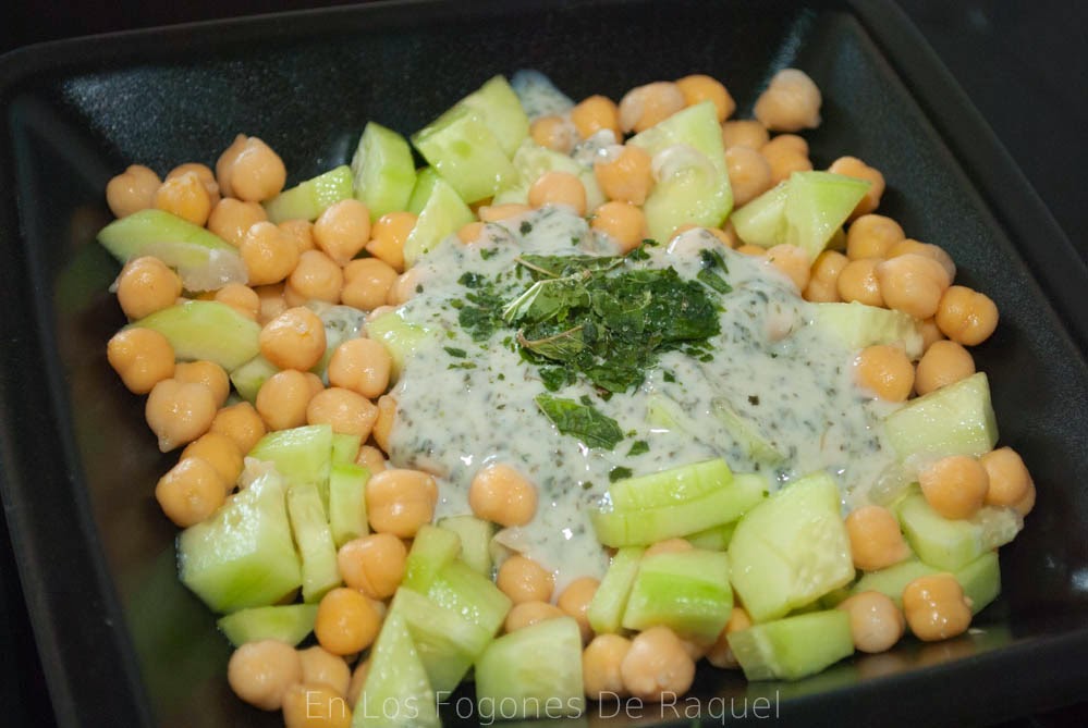 http://enlosfogonesderaquel.blogspot.com.es/2014/07/ensalada-de-garbanzos-y-pepino-con.html