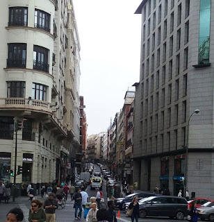 Vista de Leganitos desde la plaza de España, con su continuo tránsito de coches y peatones.