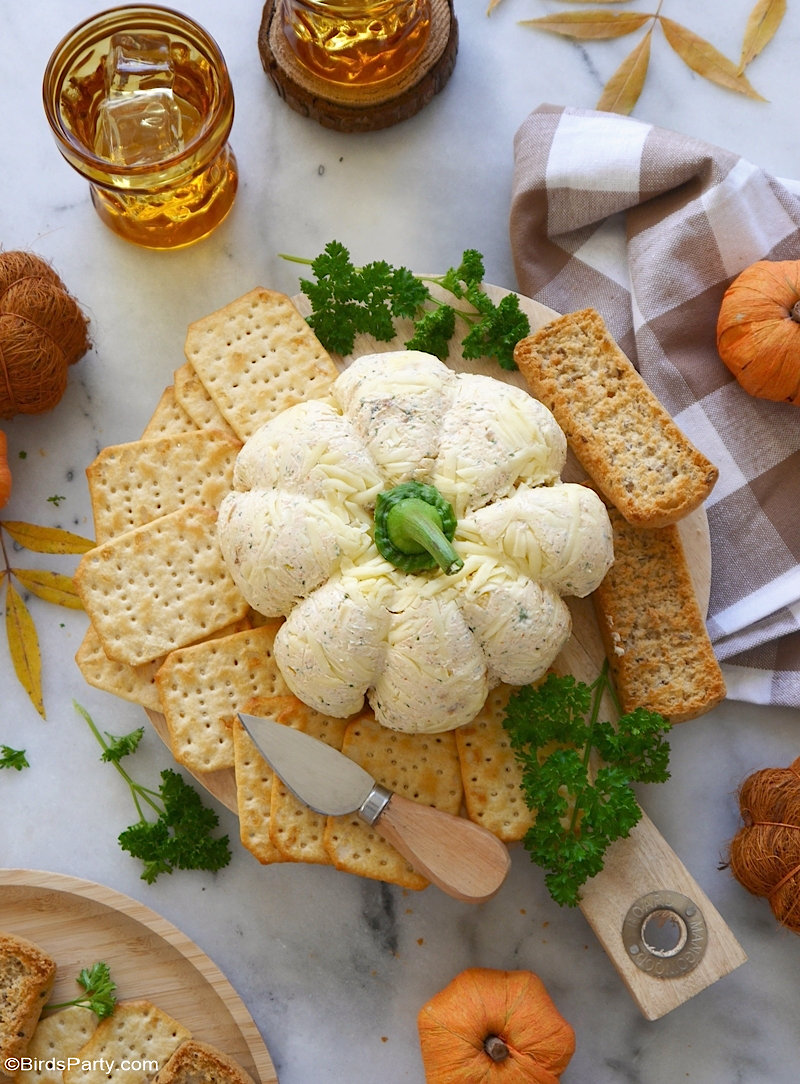 Apéritif Boule au Fromage en Forme de Citrouille - une recette facile à préparer, délicieuse et peu coûteuse pour les apéro d'automne!