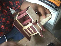 Kerajinan Miniatur Rumah Adat dari Limbah Kayu 