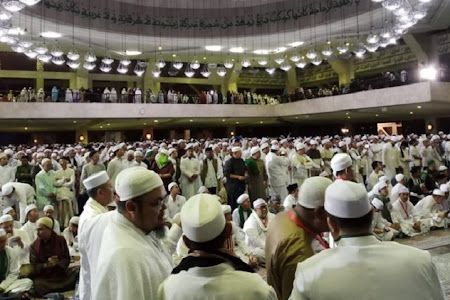    Munajat Reuni 212, Habib Rizieq Sholat Tahajjud Berjamaah di Masjid At-Tiin TMII