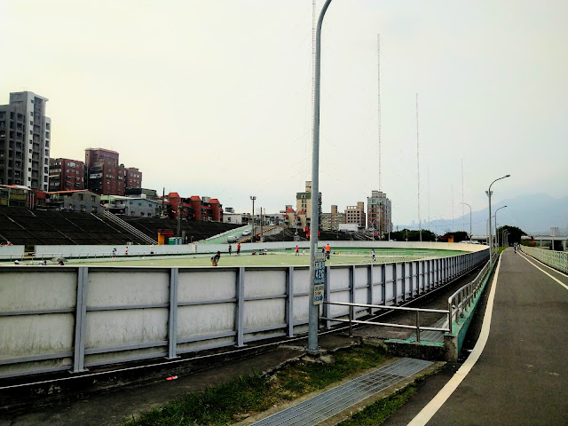 台北河濱公園自行車道 基隆河左岸鐵馬行